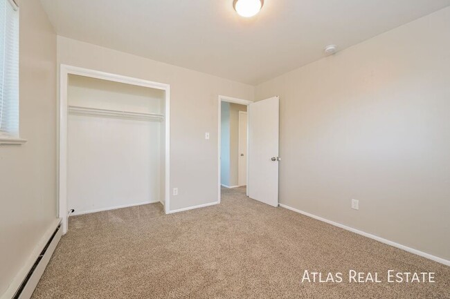 Building Photo - 2 bedroom 1 bath near light rail! Off Stre...