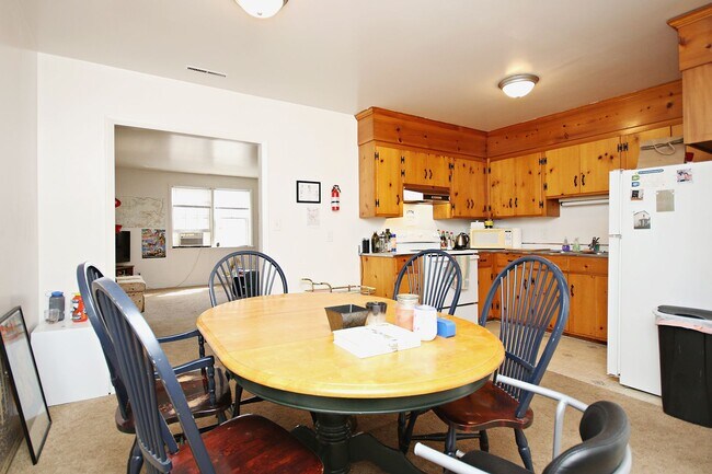 Building Photo - Walkable Top-Floor 2BR Near UVA Grounds, Medical Center & Downtown