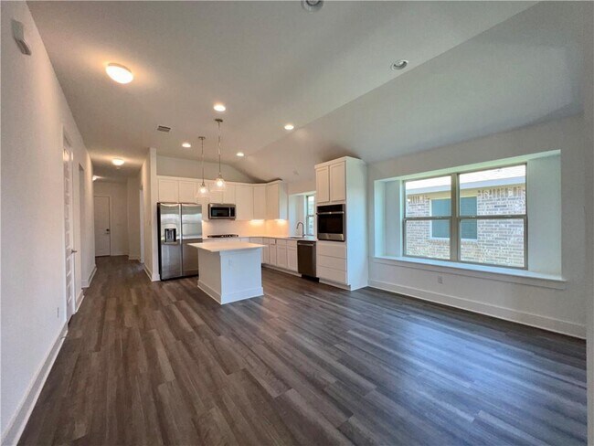 Building Photo - 577 Elm Green St