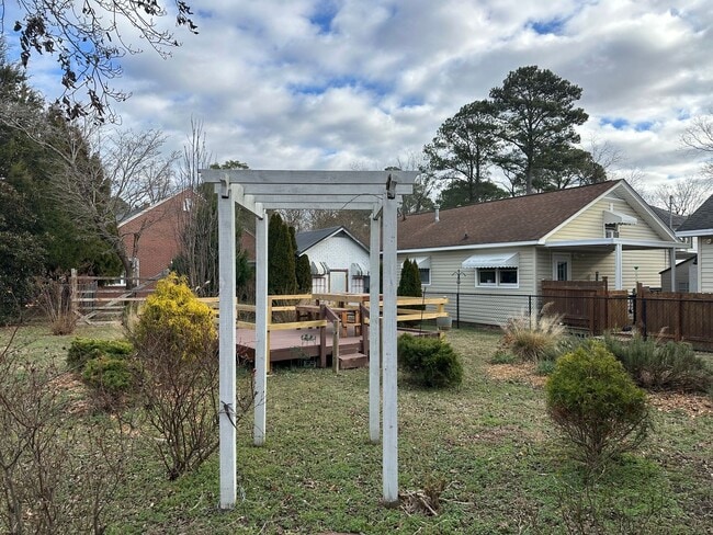 Building Photo - 2 Bed 2 Bath Fully Furnished Home