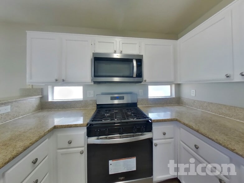 Building Photo - 5646 Roundrock Dr