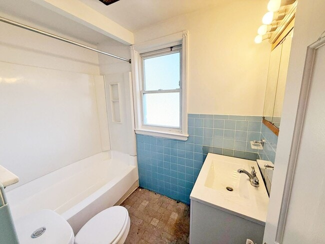 Building Photo - 4 BED 2 BATH SINGLE FAMILY HOME!