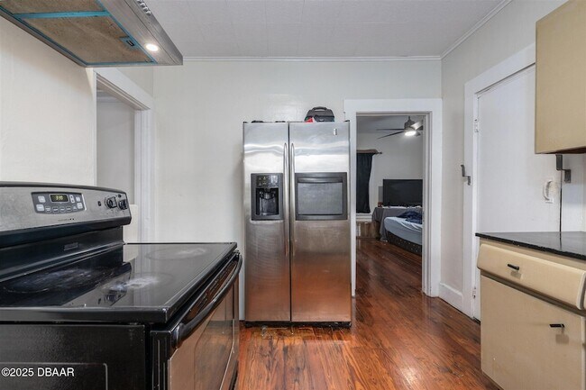 Building Photo - 121 Bellevue Ave