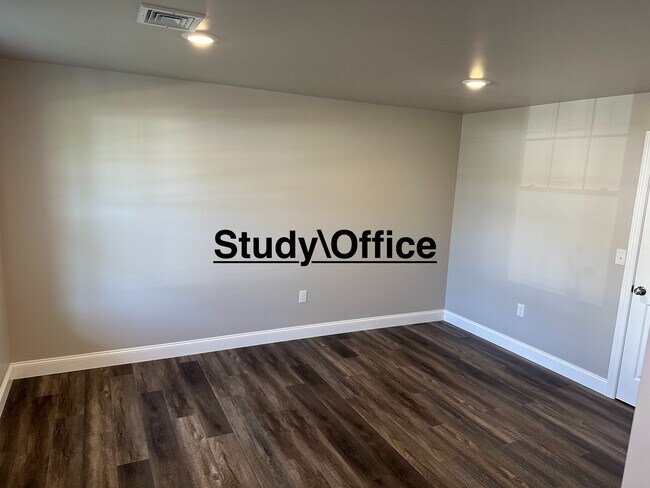 Building Photo - 450 Smokering Dr