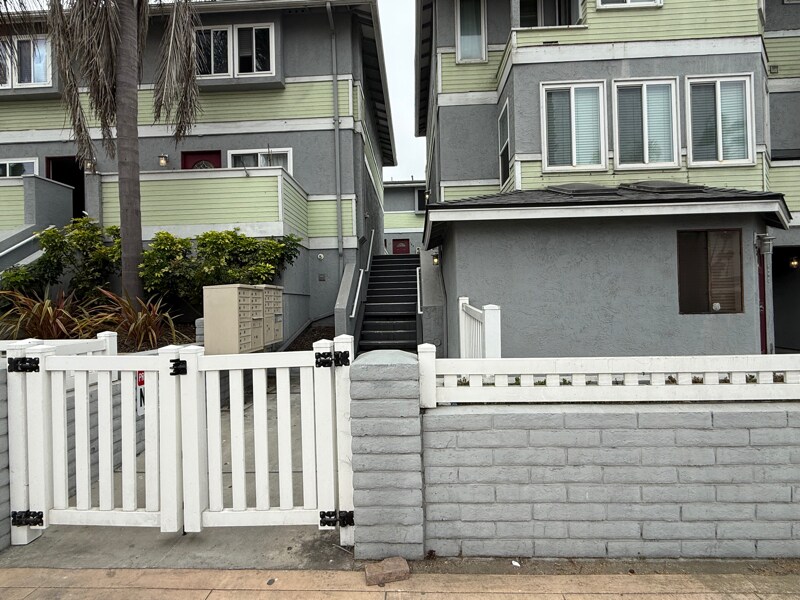 Building Photo - 165 Palm Ave