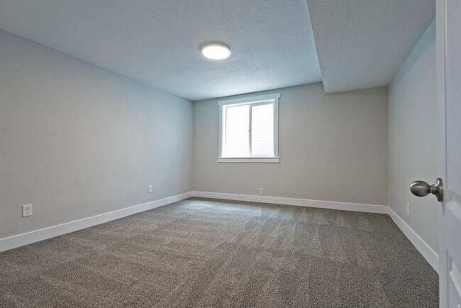 Building Photo - 4901 S Laura Dr