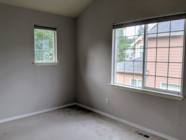 Building Photo - Stunning 2 Story 4 Bed 2.5 Bath Home in Re...
