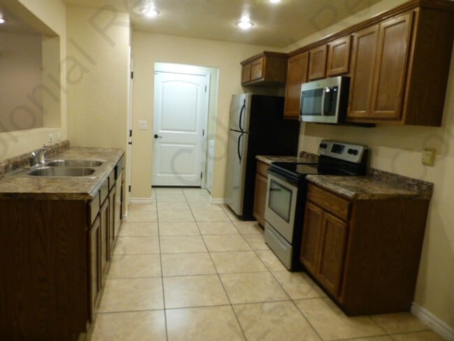 Building Photo - Spacious and updated 3 Bedroom 2 bathroom ...