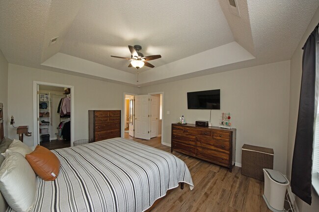Building Photo - 930 Commons Dr N