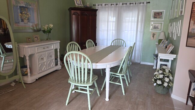 Building Photo - 704 SW 11th Pl