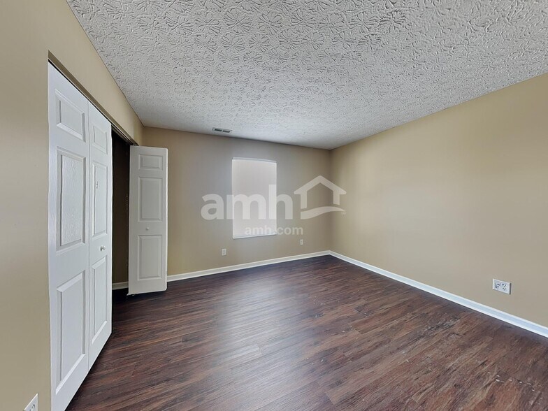 Building Photo - 372 Thompson St