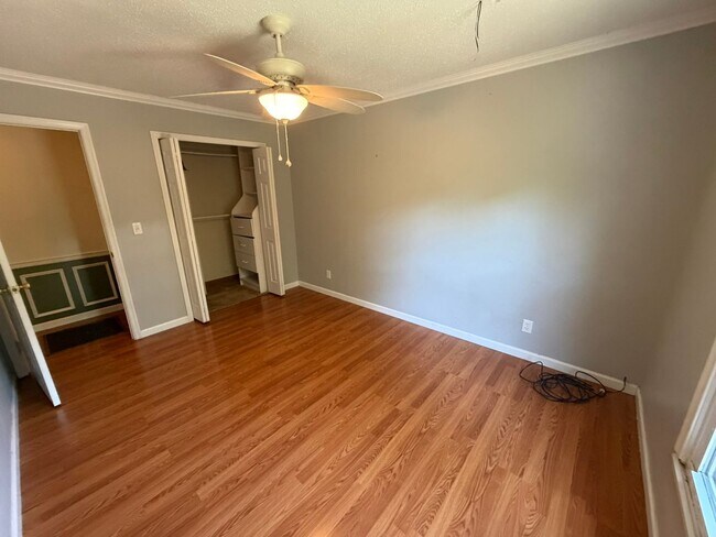 Building Photo - 4BR Colonial with Garage and Large Lot