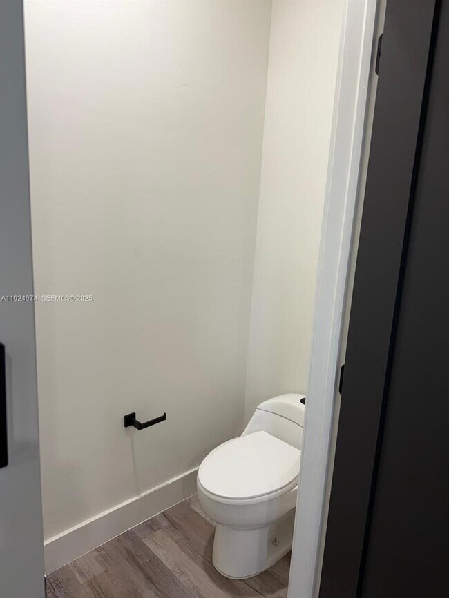 Building Photo - 710 Bedford Point Ave