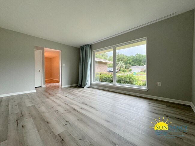 Building Photo - Stunning 4 Bedroom Overbrook Home with a Sparking Pool!