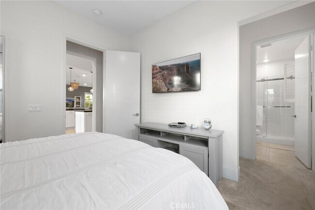 Building Photo - 70 Ray