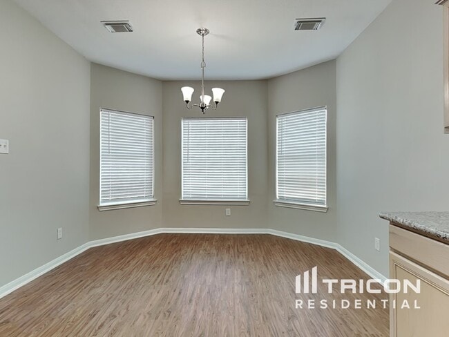 Building Photo - 810 E Clady Ct