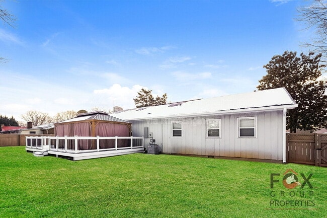 Building Photo - 305 Camelot Dr