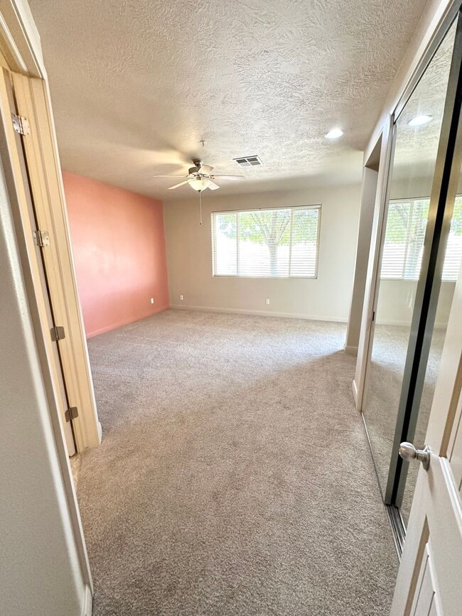 Building Photo - Beautiful Las Palmas Condo