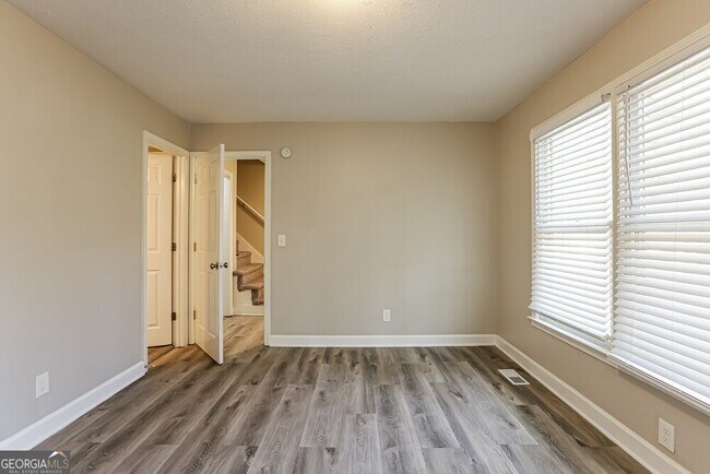 Building Photo - 1398 Lakeview Pkwy
