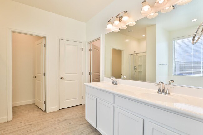 Building Photo - Beautiful and Clean Home Ready for You to ...