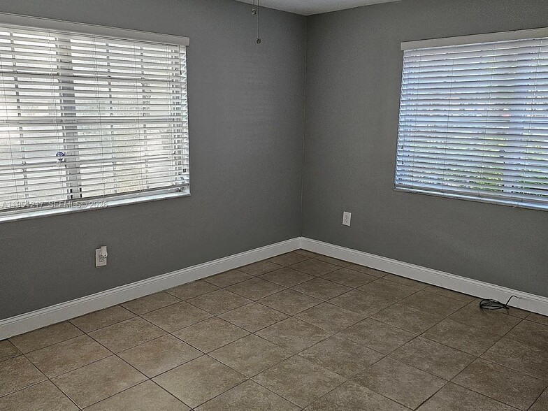 Building Photo - 1100 Salzedo St