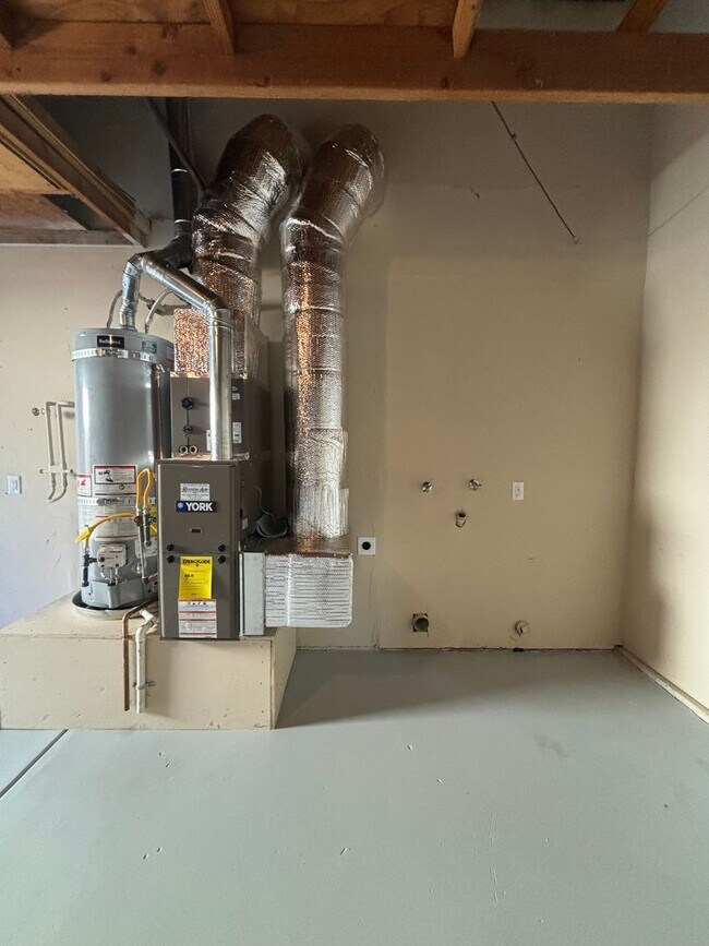 Building Photo - 3 Bedroom, 2 Bathroom Family Home