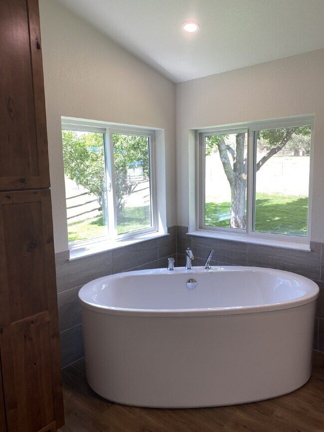 Building Photo - Country Living, 3 Bedroom, 2 Bath Home in New Castle