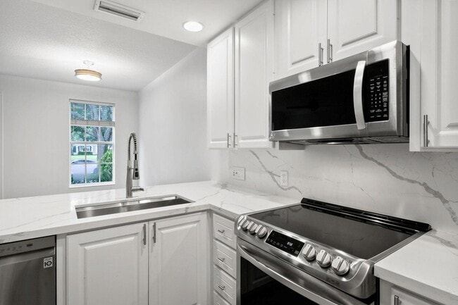 Building Photo - 354 Jacaranda Dr