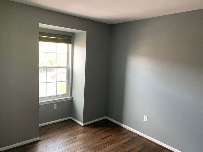 Building Photo - Gorgeous 3 BR/2 Full BA & 2 Half BA Waterf...