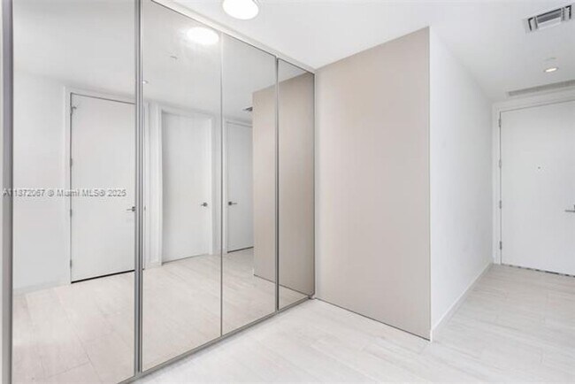 Building Photo - 2831 S Bayshore Dr