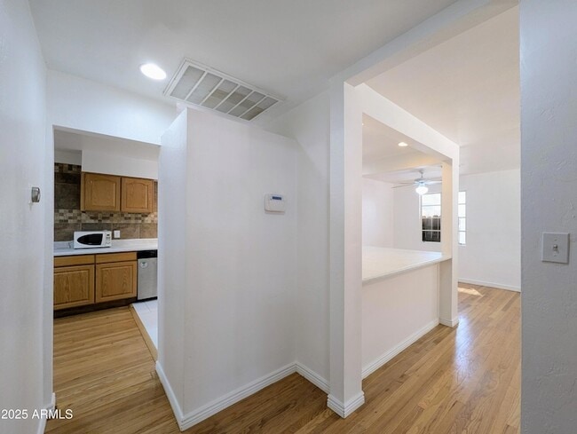 Building Photo - 2443 E Earll Dr