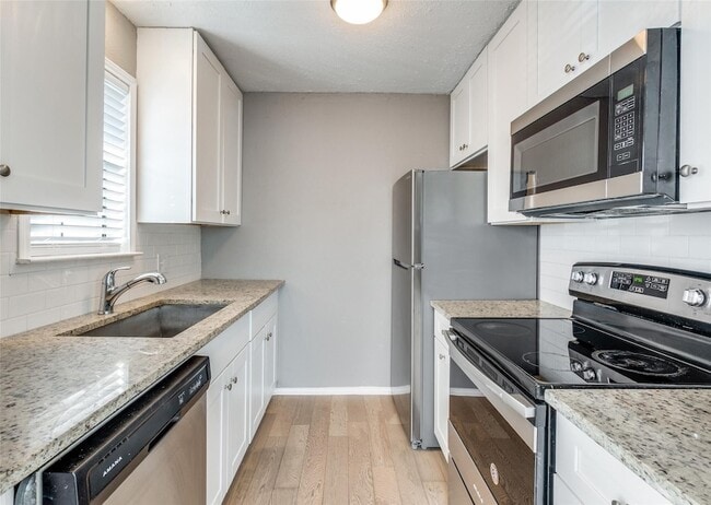 Building Photo - 8750 Park Ln