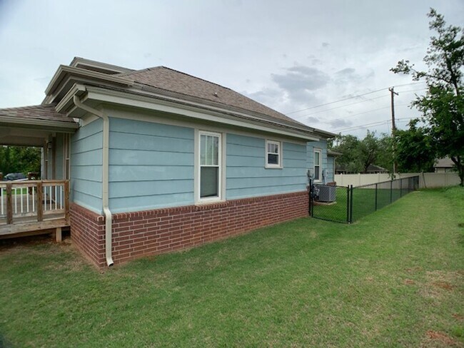 Building Photo - Edmond 3 bed 1 1/2 bath close to UCO
