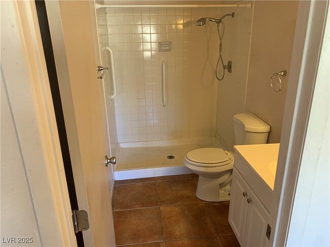 Building Photo - 3941 Avocado Dr