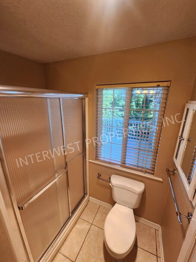 Building Photo - Large 3 Bed+ Bonus Room SW Pdx Home, Natur...