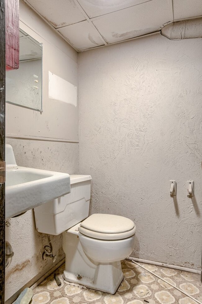 Building Photo - 3Bed 2Bath with 3 Stall Garage!