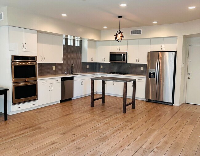 Building Photo - Modern Home - Hedrick Acres - 3 bed 2.5 Ba...