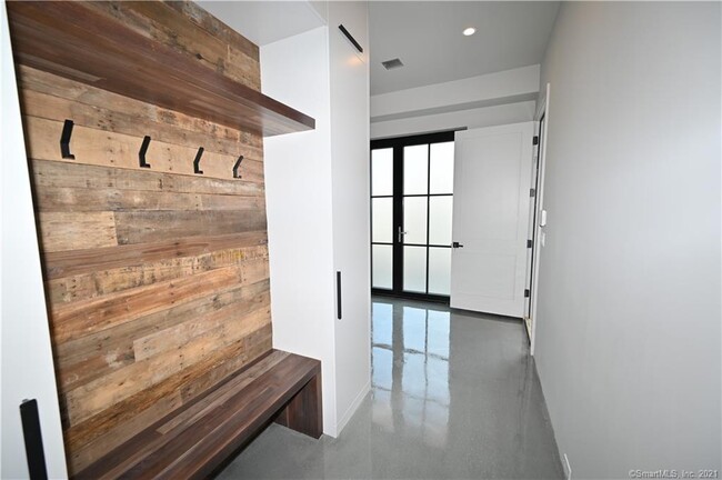 Building Photo - 998 Cove Rd