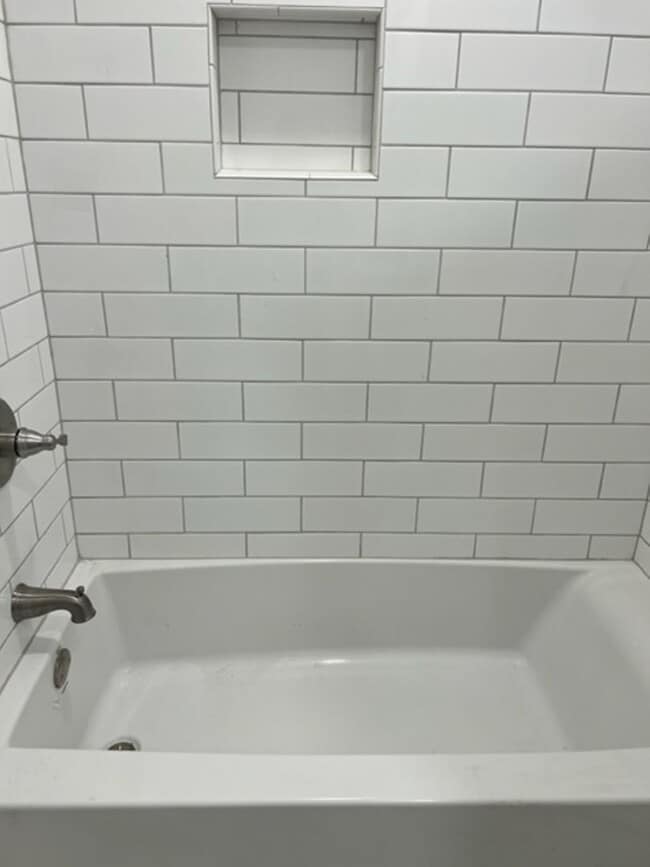 Building Photo - 4 BEDROOM HOME IN SKYWAY!!