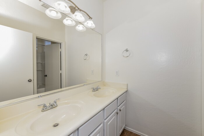 Building Photo - 10575 E Primrose Ln