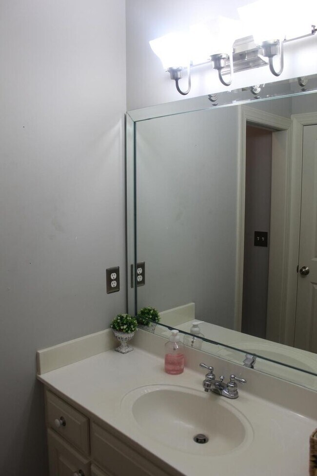 Building Photo - 4 Bedroom Single Family Home in Nashville