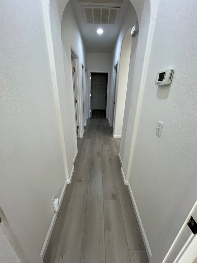 Building Photo - 3 Bed | 2 Bath | 1330SF | Tenant Pays $200...