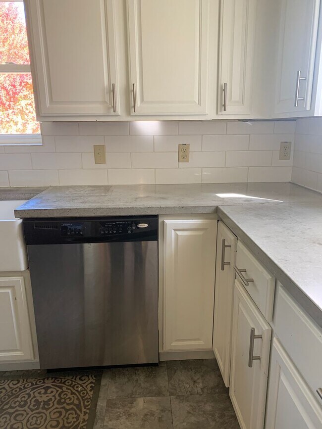 Building Photo - Lovely Ranch Home with Hardwood Floors and...