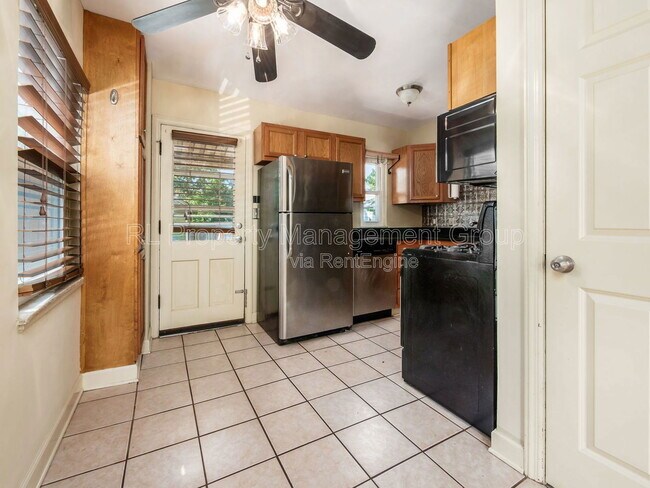 Building Photo - 925 S Chesterfield Rd