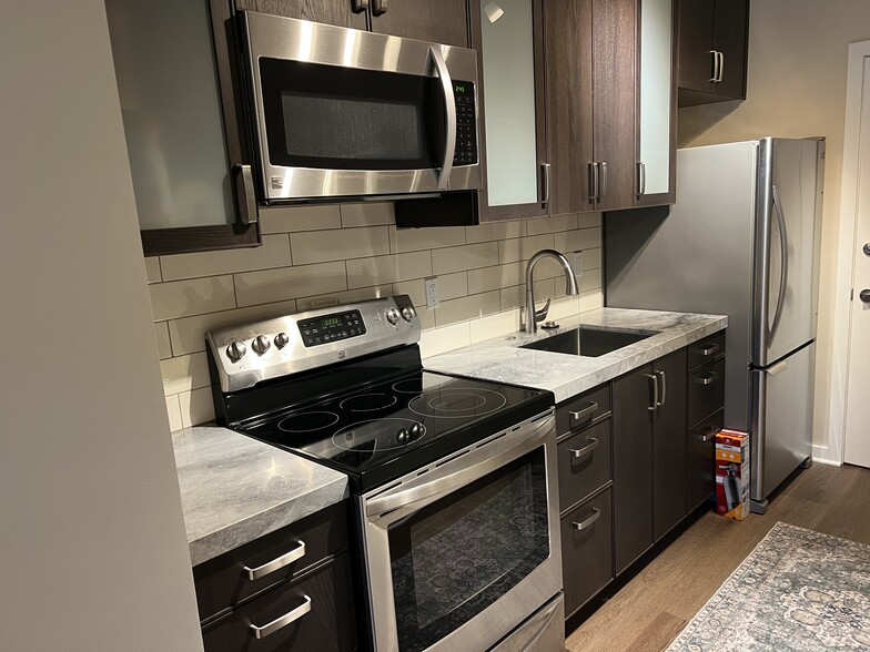 Building Photo - 835 N Kenter Ave