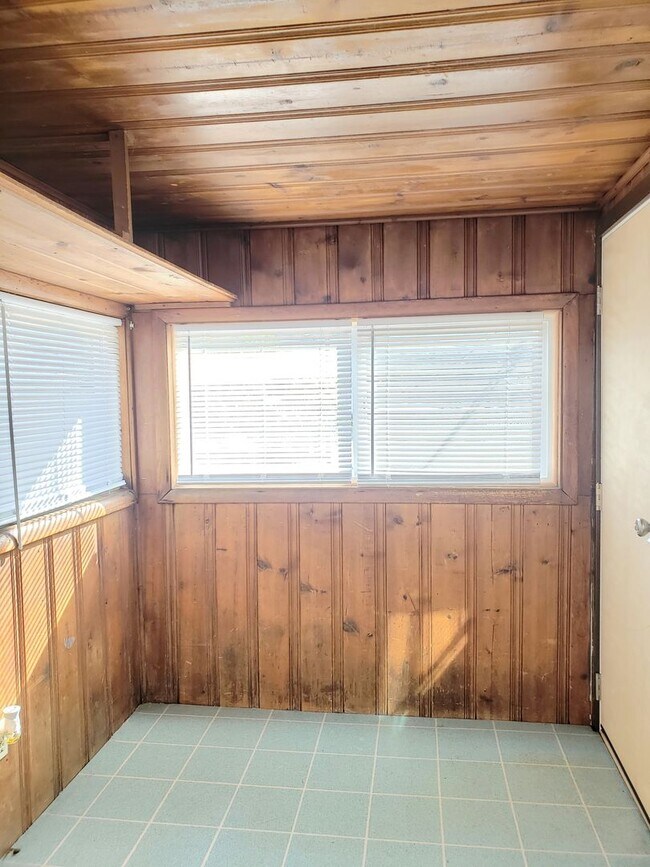 Building Photo - Cozy 1 bed, 1 bath house! Centrally located with washer & dryer!