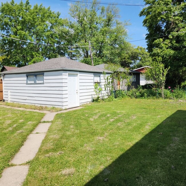 Building Photo - 9716 Warren Ave