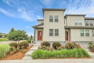 Building Photo - $2,750.00, 3 bed, 2.5 bath located in Denver
