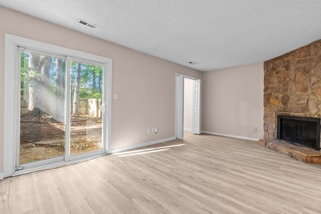 Building Photo - VB Townhouse 3 bedrooms