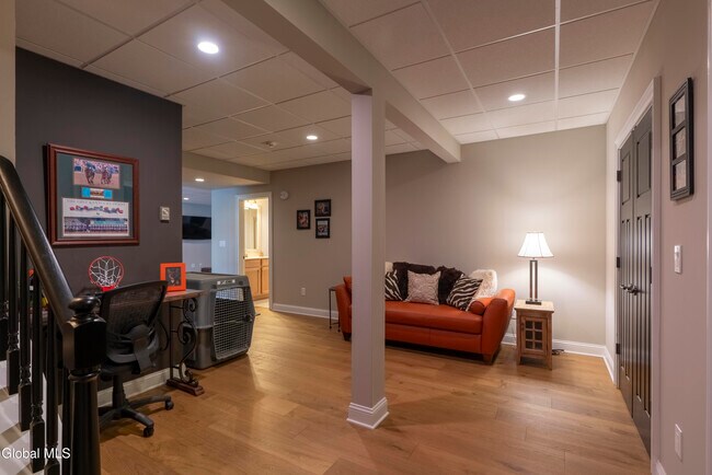 Building Photo - 5 Maria Ln